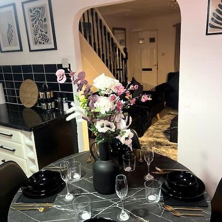 Villa Beautiful House Off-Road Free Parking Farnworth Exterior foto