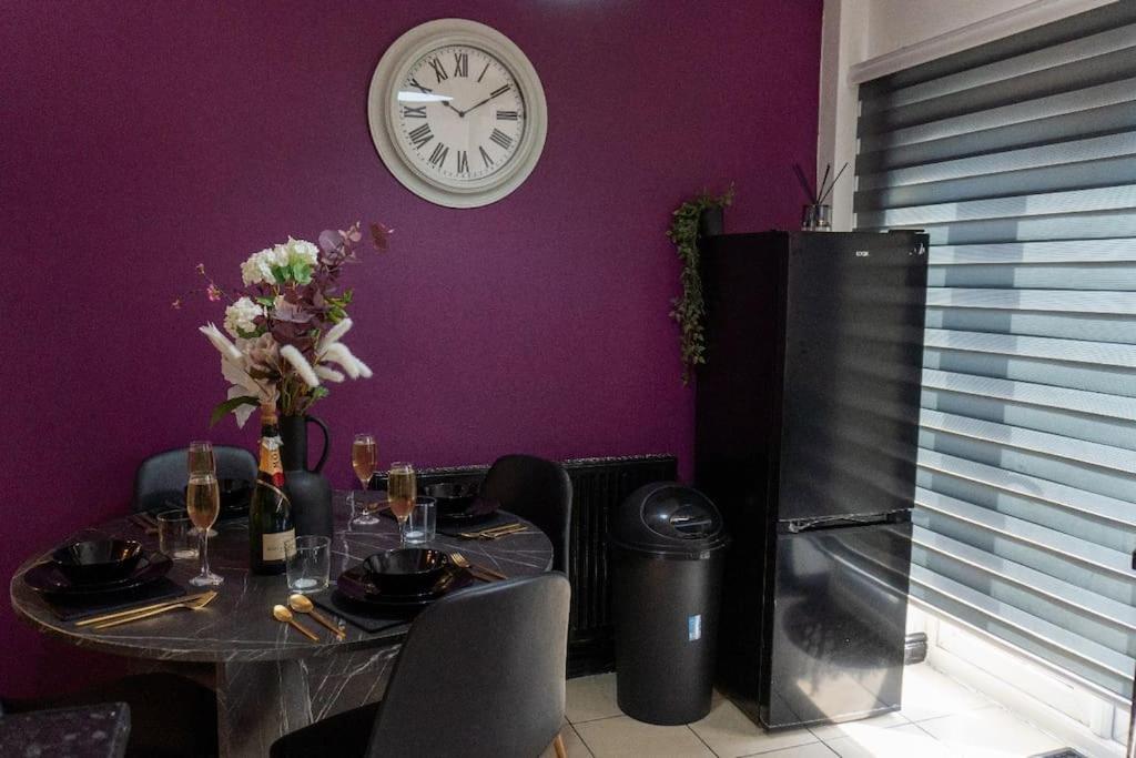Villa Beautiful House Off-Road Free Parking Farnworth Exterior foto