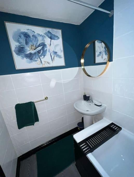 Villa Beautiful House Off-Road Free Parking Farnworth Exterior foto