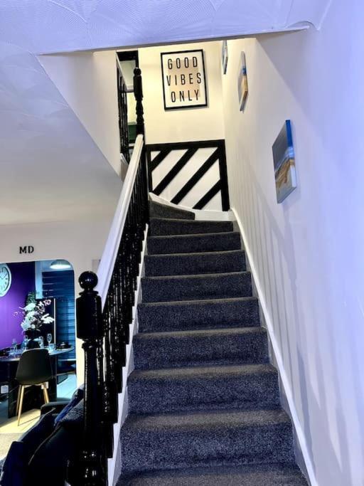 Villa Beautiful House Off-Road Free Parking Farnworth Exterior foto