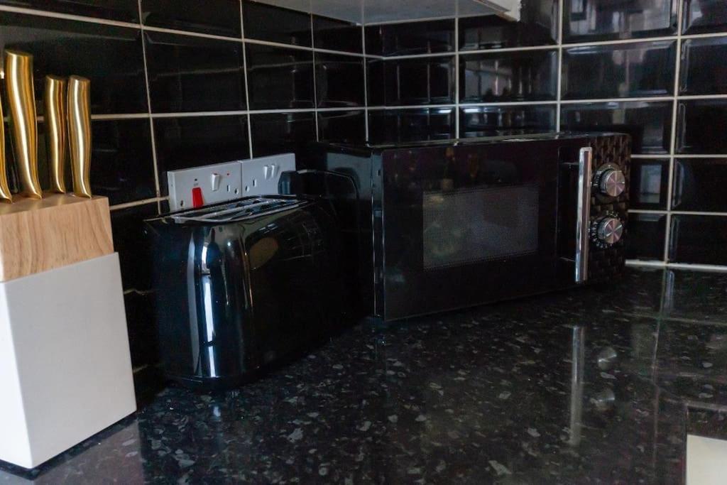 Villa Beautiful House Off-Road Free Parking Farnworth Exterior foto